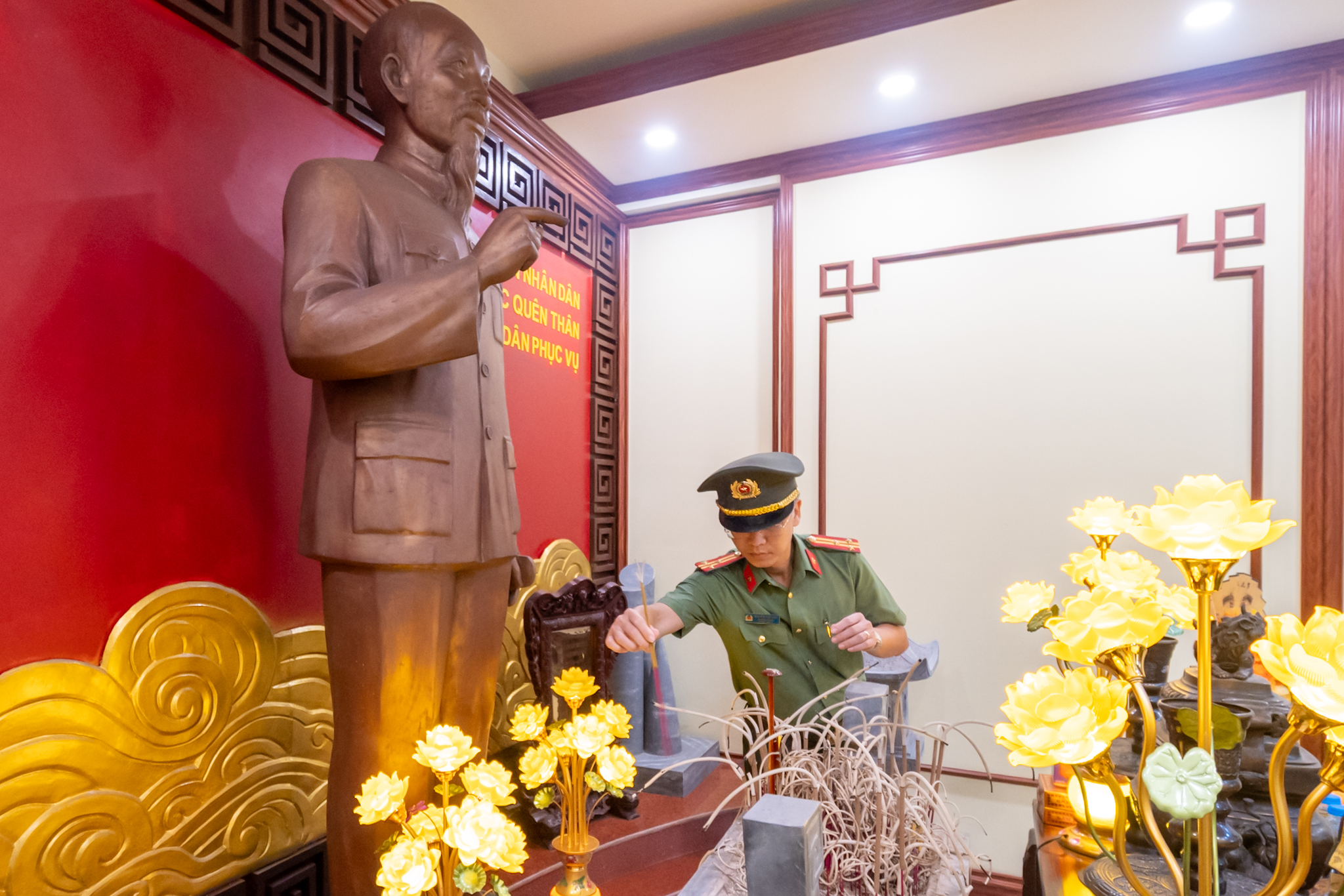 Phòng Tham mưu: Tổ chức dâng hương tưởng niệm Chủ tịch Hồ Chí Minh và các Anh hùng liệt sĩ